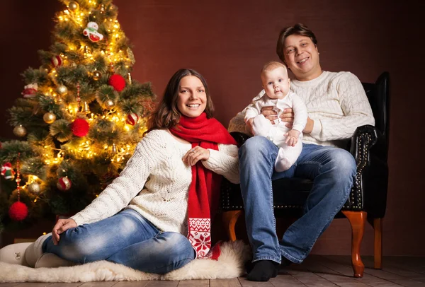 Lycklig familj nära julgran hemma — Stockfoto