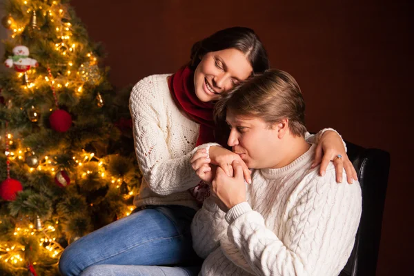 Feliz familia sonriente en casa celebrando el Año Nuevo —  Fotos de Stock