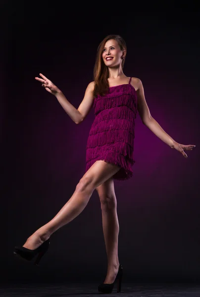 Mooie vrouw in paarse jurk dans — Stockfoto