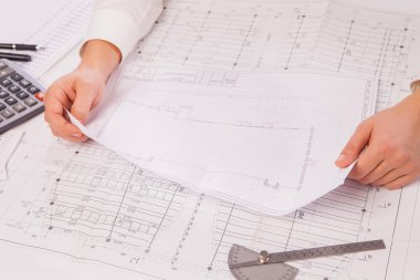 Erkek el Blueprint tutarak Close-Up