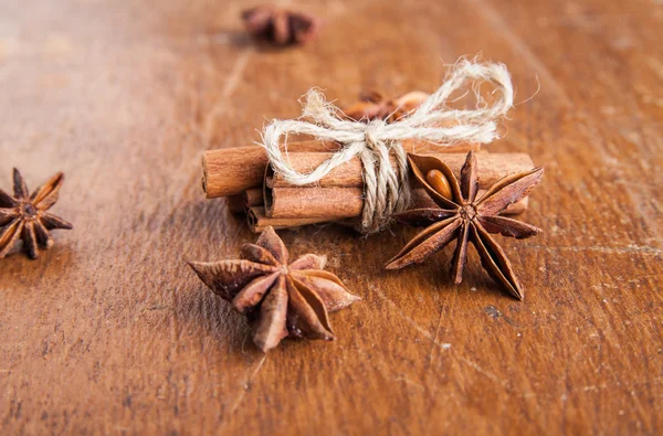 Cinnamon sticks and star anise on rustic wood — Stock Photo, Image