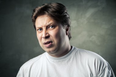 Adam tiksinti ifadesi üzerine koyu gri