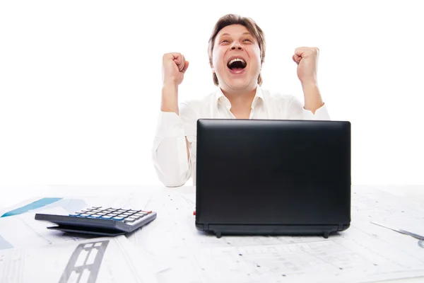 Felice giovane uomo guardando il computer portatile e gesticolando — Foto Stock