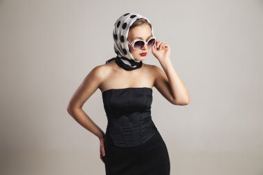 Genç retro stil Kafkas kadın poz