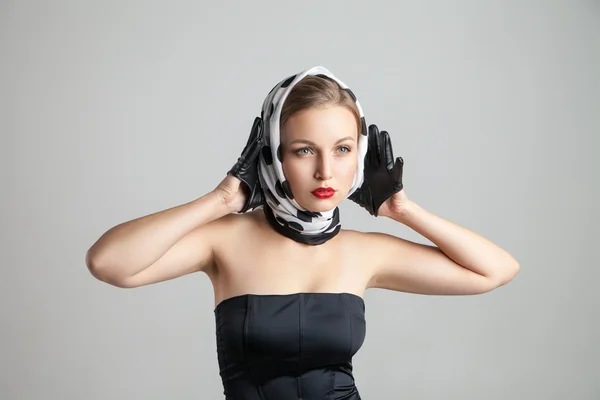 Giovane stile retrò donna caucasica in posa — Foto Stock