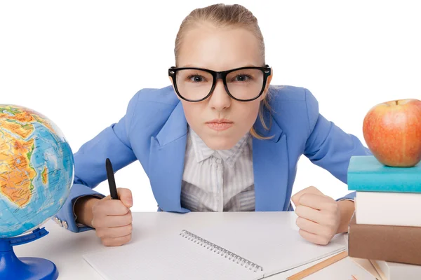 Estudante irritado com punhos na mesa . — Fotografia de Stock