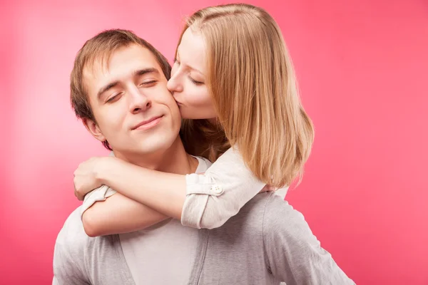 Adolescente menino beijado por sua namorada — Fotografia de Stock