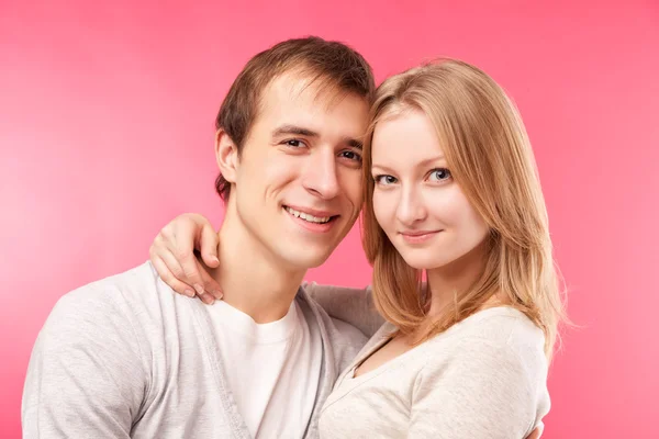 Lachende couple knuffelen, op zoek in de camera — Stockfoto