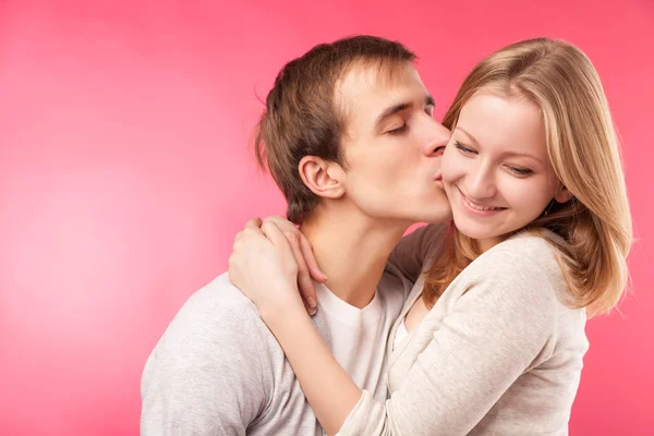 Kleiner Junge küsst süße Freundin auf Wange. — Stockfoto