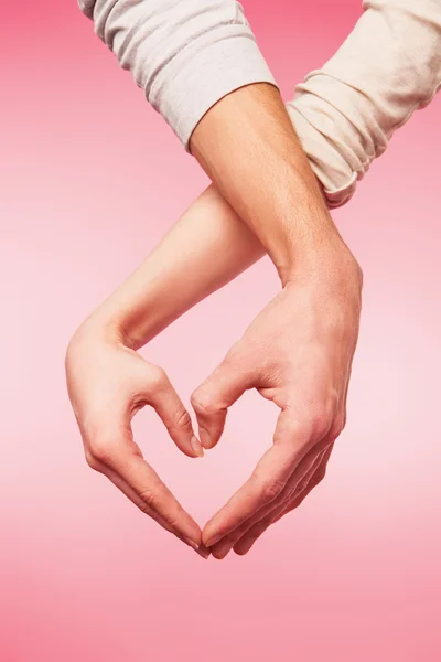 Primer plano de las manos de la mujer y el hombre mostrando la forma del corazón — Foto de Stock