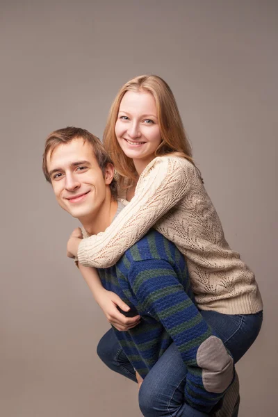 Retrato de casal, menina está em seus meninos de volta — Fotografia de Stock