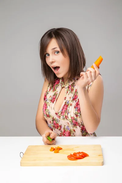 Mulher jovem cozinhar na cozinha — Fotografia de Stock