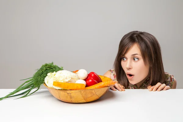 Mulher com comida vegan verde. emoção surpresa . — Fotografia de Stock