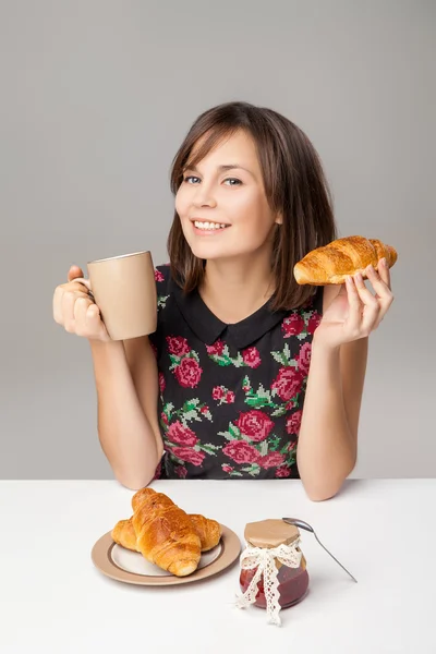 Gesunde junge Frau mit Frühstück — Stockfoto