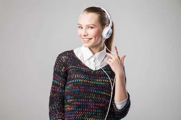 Smiling woman with headphones listening music — Stock Photo, Image