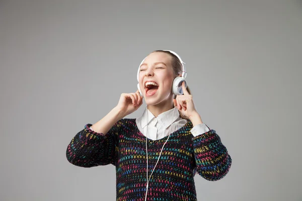 女孩戴着耳机唱歌 — 图库照片