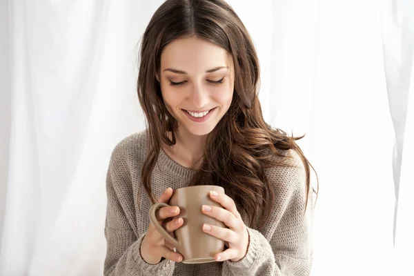 Belle femme dégustant du café le matin — Photo