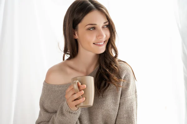 Primer plano de la chica con taza disfrutando de un nuevo día — Foto de Stock