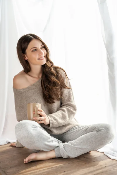 Menina bonita com copo desfrutando de novo dia — Fotografia de Stock