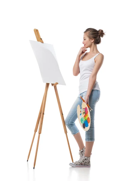 Gadis bijaksana berdiri di samping kanvas . — Stok Foto