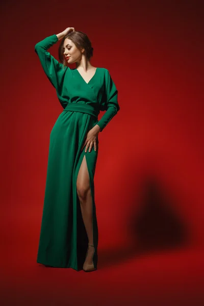 Modelo de moda feminina posando em vestido verde — Fotografia de Stock