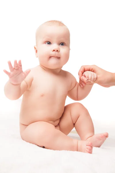 Bambino piccolo si siede, mano aiutandolo — Foto Stock