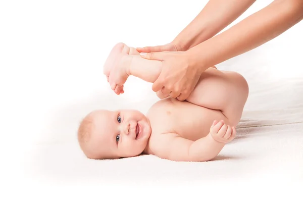 Lindo bebé mintiendo. piernas tiradas a la cara — Foto de Stock