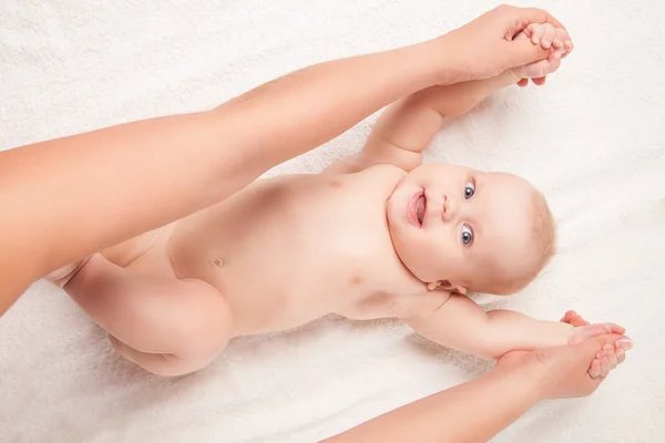 Lindo bebé acostado en blanco manta manos levantadas — Foto de Stock