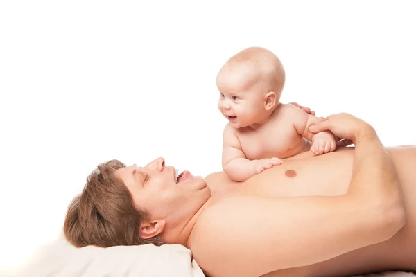 Niño feliz y su padre tumbados en el suelo —  Fotos de Stock