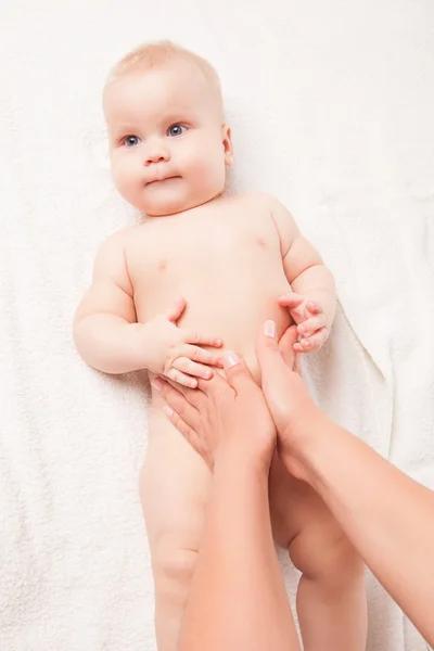 Lindo bebé mintiendo. manos masajeando su estómago — Foto de Stock