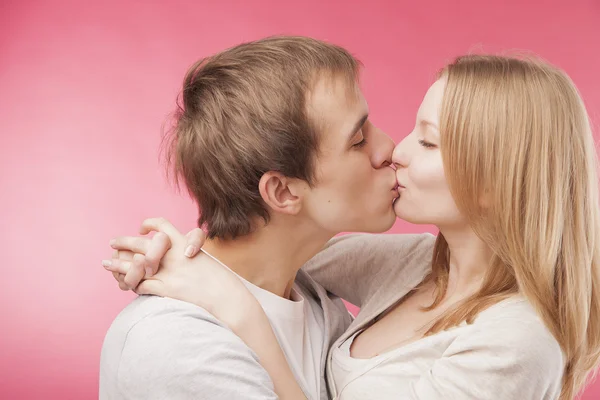 Jovem menino beijando bonito namorada — Fotografia de Stock