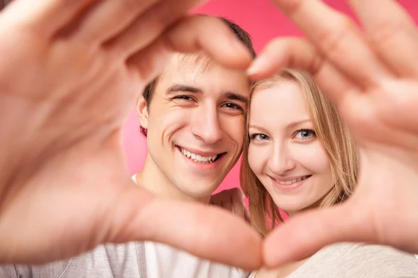 Menina e seu namorado fazendo coração — Fotografia de Stock