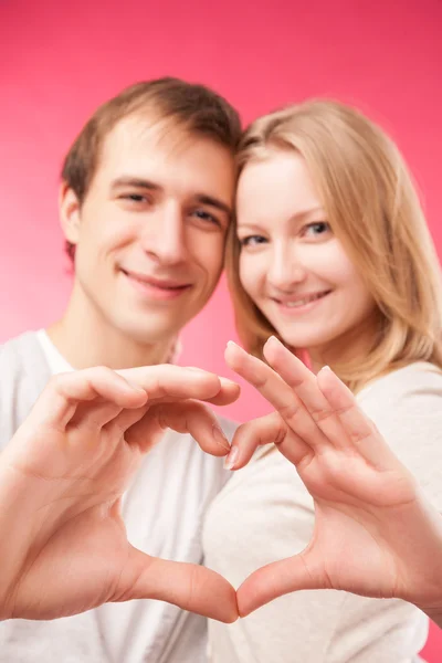 Paar vorm van hart maken door hun handen — Stockfoto