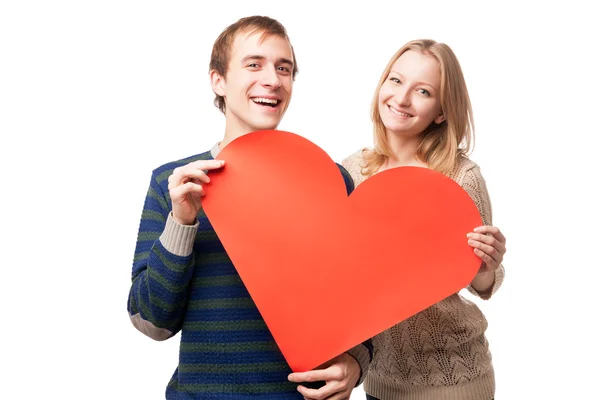 Para trzyma znak w postaci czerwone serce — Zdjęcie stockowe
