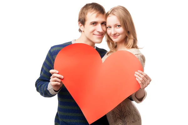 Casal segurando sinal em forma de coração vermelho — Fotografia de Stock