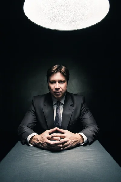 Bărbat purtând costum în camera întunecată iluminată de lampă — Fotografie, imagine de stoc
