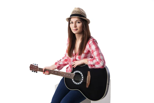 Closeup hudebník mladá žena s kytarou. — Stock fotografie