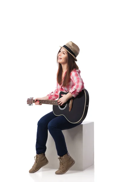 Mujer está sentada y tocando su guitarra . —  Fotos de Stock