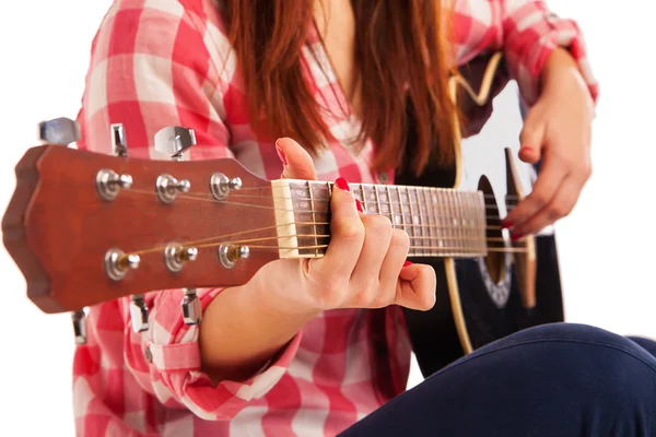 Vrouwenhanden spelen akoestische gitaar, close up — Stockfoto