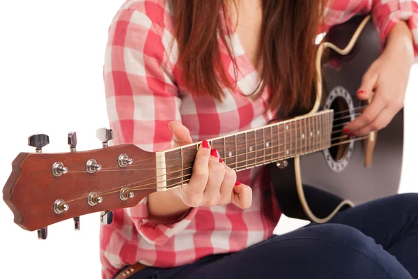 Vrouwenhanden spelen akoestische gitaar, close up — Stockfoto