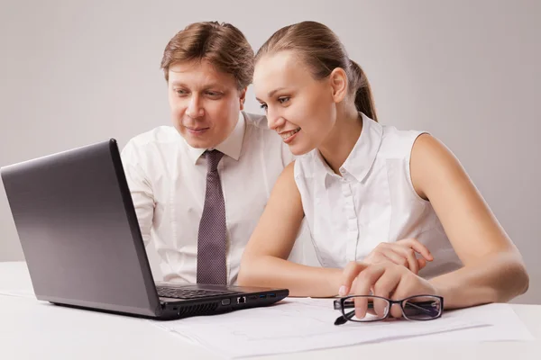 Geschäftspaar nutzt Laptop Stockfoto