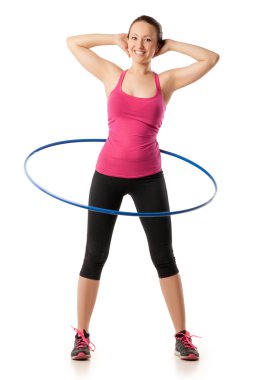 Hula hoop beyaz bitti izole gülümseyen ile çalışan fitness kadın
