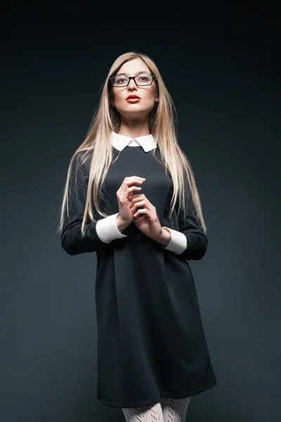 Retrato de mulher loira usando óculos — Fotografia de Stock