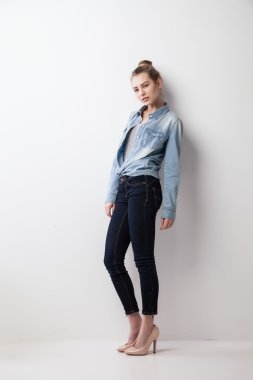 Duvarda duran kadın portresi