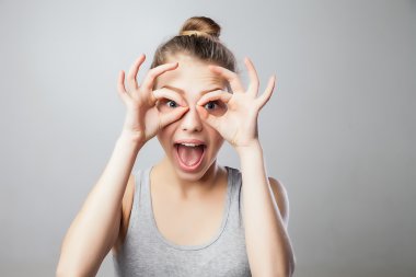 genç kadın arasından izlerken