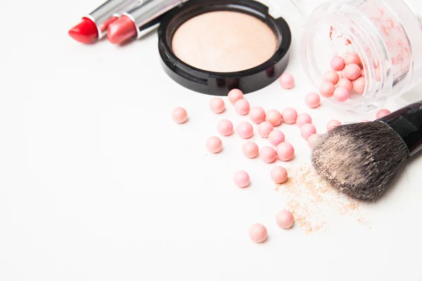 Le perle abbronzanti, il rossetto e la spazzola di trucco . — Foto Stock