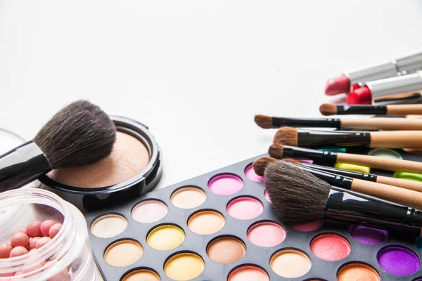 Tavolozza multicolore di trucco, pennelli e cosmetici . — Foto Stock