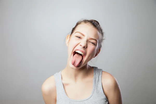 Jonge mooie vrouw schiet tong — Stockfoto