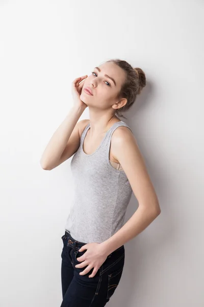 Primer plano de la mujer de pie contra la pared — Foto de Stock