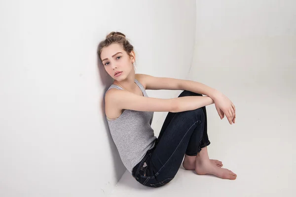 Retrato de la mujer sentada apoyada en la pared att —  Fotos de Stock